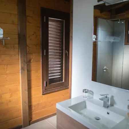 Acogedora Casa De Madera Con Piscina