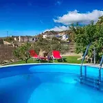 Acogedora Casa De Madera Con Piscina بيت للعطل